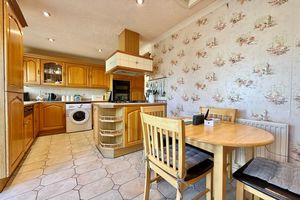 Kitchen/Breakfast Room- click for photo gallery